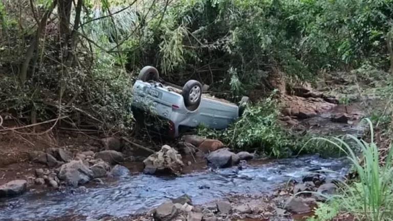 Carro com seis pessoas cai em córrego no Paraná