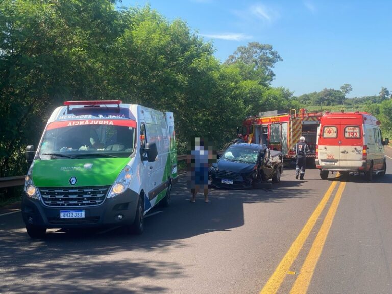 Carros batem de frente na BR-163 entre Mercedes e Guaíra e motorista é preso