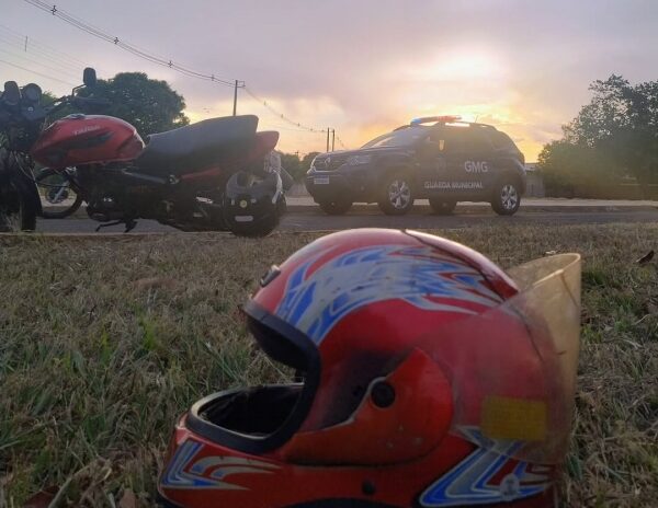 Embriagado, condutor de moto paraguaia sofre acidente durante fuga em Guaíra