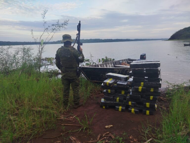 Polícia apreende carga de maconha em embarcação no Lago de Itaipu
