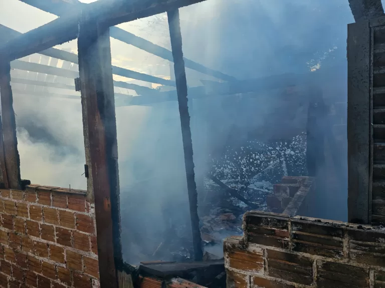 Incêndio de grandes proporções destrói depósito em Toledo
