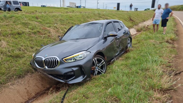BMW tomba em barranco na BR-163 e airbags salvam ocupantes