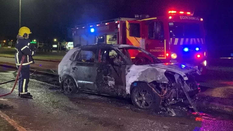 Carro é destruído pelo fogo na marginal da BR-277