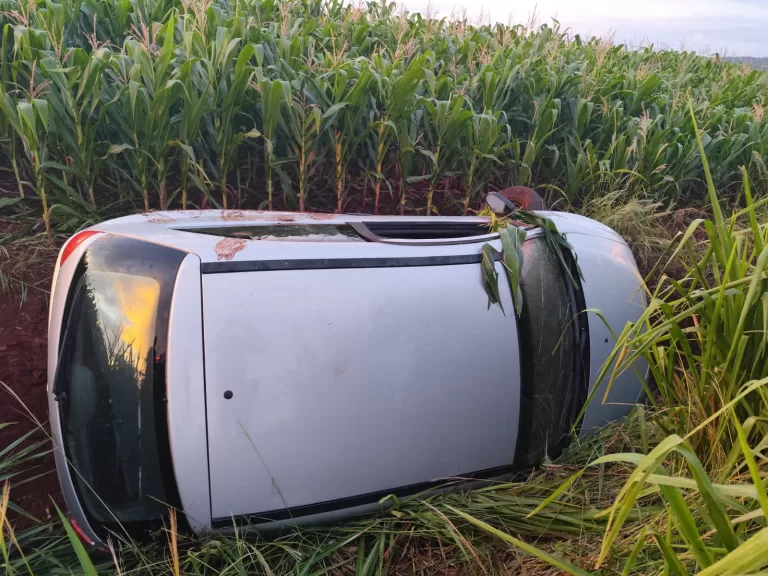 Carro sai da pista e tomba em vala na PRC-467 em Marechal Rondon