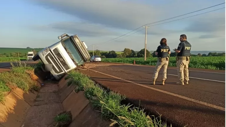 Motorista morre após caminhão tombar na BR-163