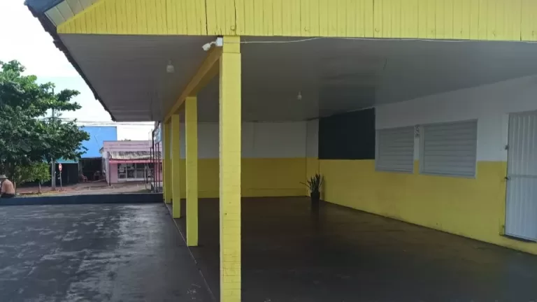 Criminosos assaltam lanchonete e levam R$ 2 mil deixando vítima amarrada