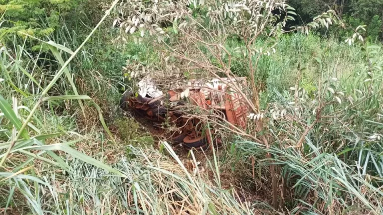 Caminhão tomba no anel viário de Toledo para proteger motoristas de acidente na PR-317
