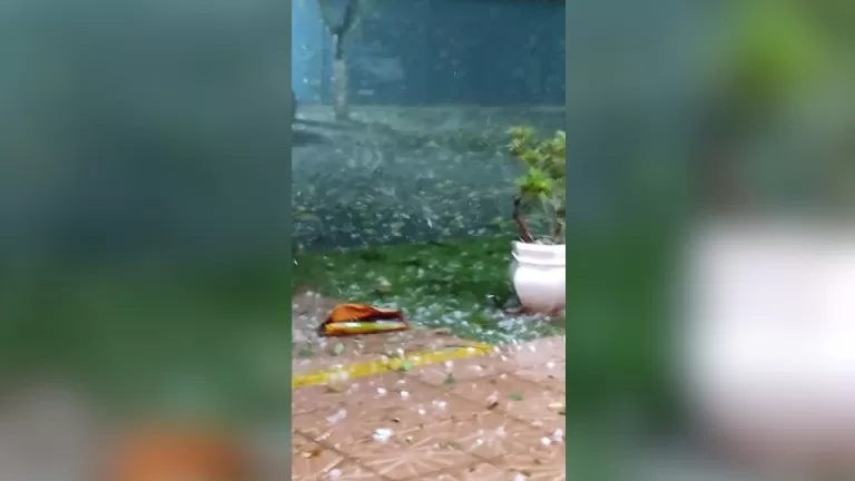 Temporal com granizo e ventos fortes causa estragos em Foz do Iguaçu