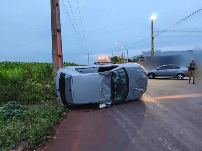 Carro é abandonado após colisão e capotamento em Marechal Rondon