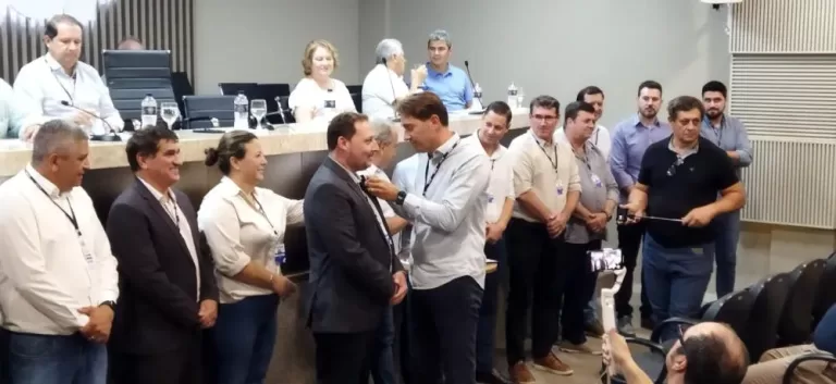 Schanoski assume Amop e promete atuação firme em pautas regionais sensíveis