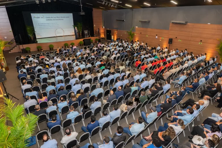 Diretor-geral da Itaipu reúne corpo funcional para balanço de dois anos de gestão