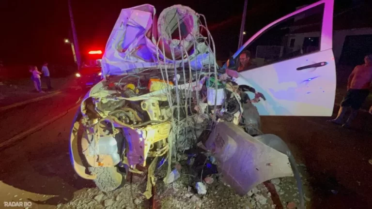 Motorista fica inconsciente após bater em poste no interior de Toledo