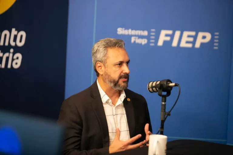 Em fórum, deputado Fabio Oliveira reforça papel da indústria no desenvolvimento do Paraná