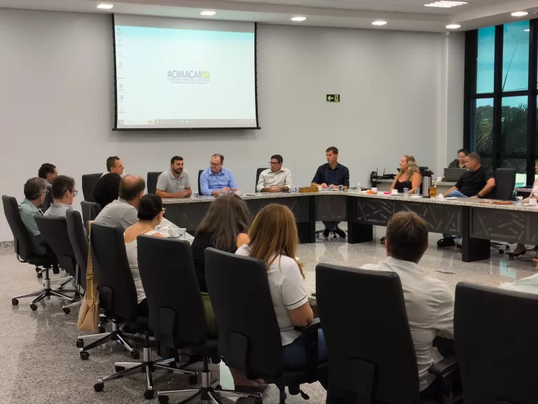 Prefeito e secretários apresentam projeto de remodelação da avenida Maripá em reunião na Acimacar