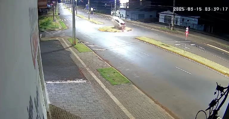 Desgovernado, veículo sobe rotatória e derruba poste em Marechal Rondon