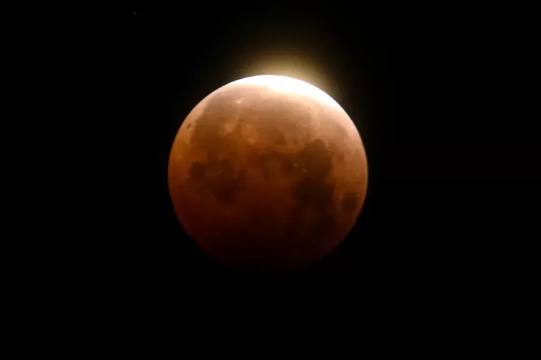 “Lua de Sangue”: eclipse total da Lua acontece na madrugada de sexta-feira; saiba como acompanhar