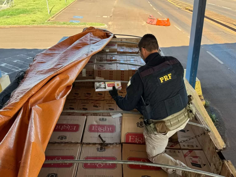 PRF apreende carreta estrangeira com cigarros contrabandeados em Guaíra
