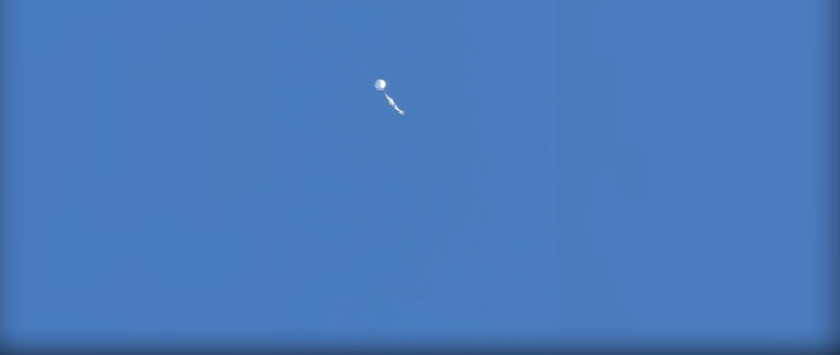 Balão sobrevoa céu de Cascavel durante domingo de Carnaval