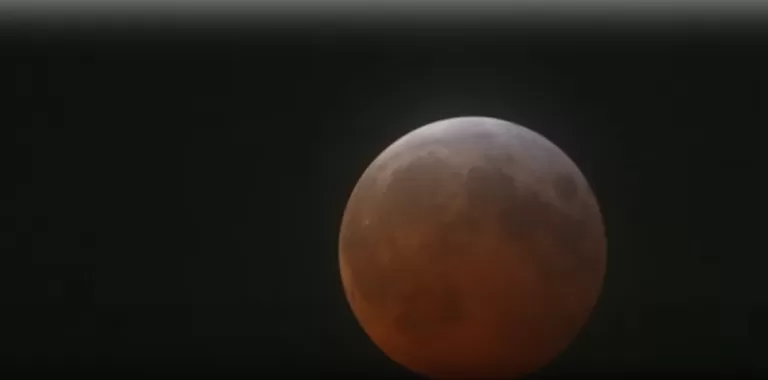 Eclipse lunar total mais longo do ano terá transmissão online para brasileiros; confira os horários