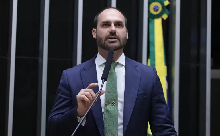 Eduardo Bolsonaro anuncia que vai tirar licença do mandato de deputado para morar nos EUA