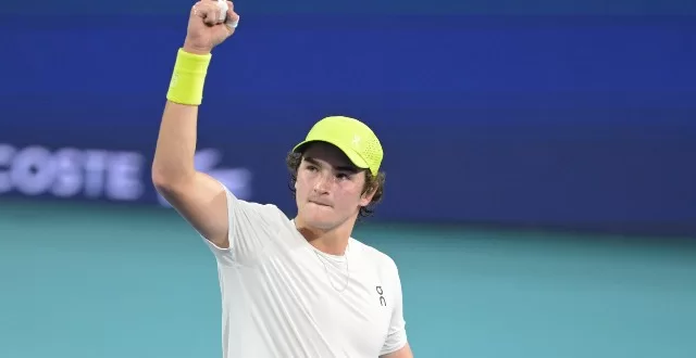 João Fonseca supera mal-estar e estreia com vitória no Miami Open