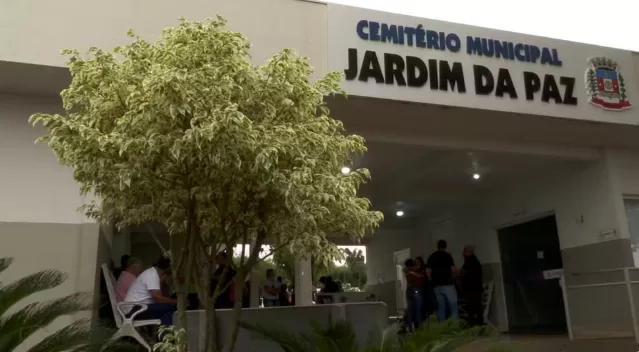 Três suspeitos armados e encapuzados invadem velório na região e roubam joias e celulares