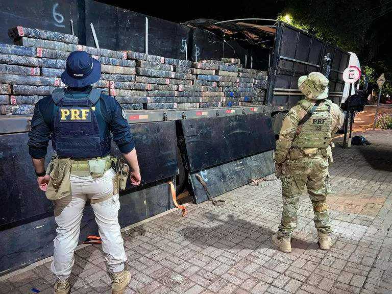 PRF apreende carreta com 1,6 tonelada de maconha em Toledo