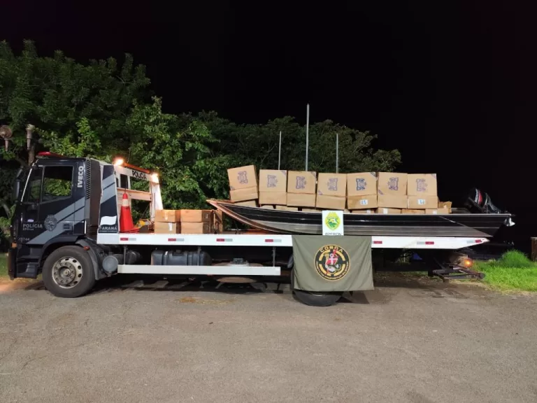 Contrabandista pula do barco e abandona três mil pacotes de cigarros na fronteira