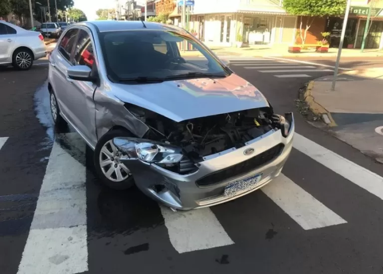 Colisão envolve dois veículos no centro de Marechal Rondon