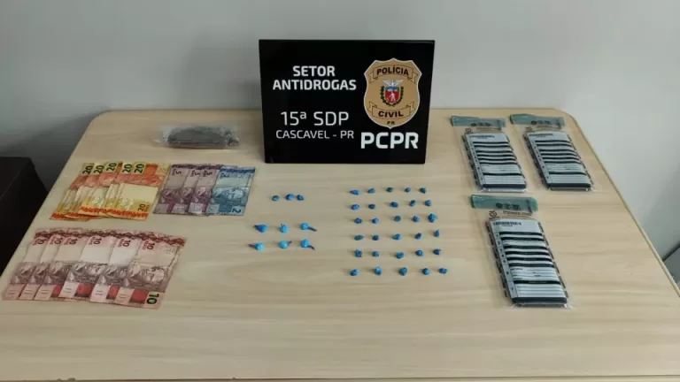Policiais apreendem crack e cocaína durante cumprimento de mandado em Cascavel