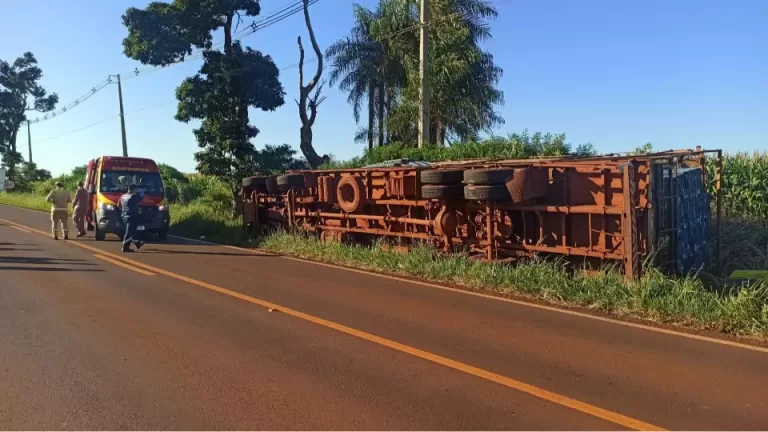 Caminhão tomba e homem fica ferido na PR-239 em Toledo