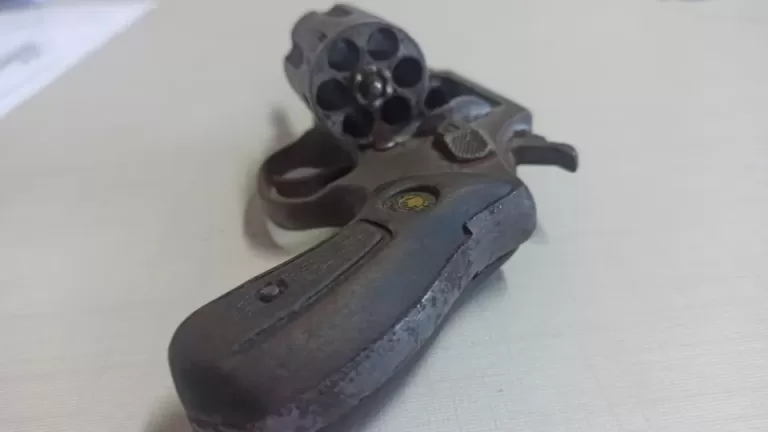 Homem armado é preso em frente a colégio de Toledo