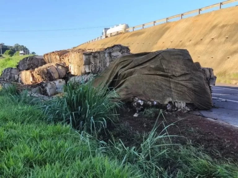 Caminhão de reciclados tomba na BR-163 em Quatro Pontes