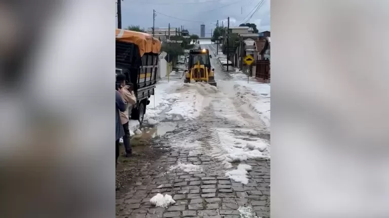 Granizo acumula nas ruas e quebra vidros de carros no interior gaúcho; veja vídeo