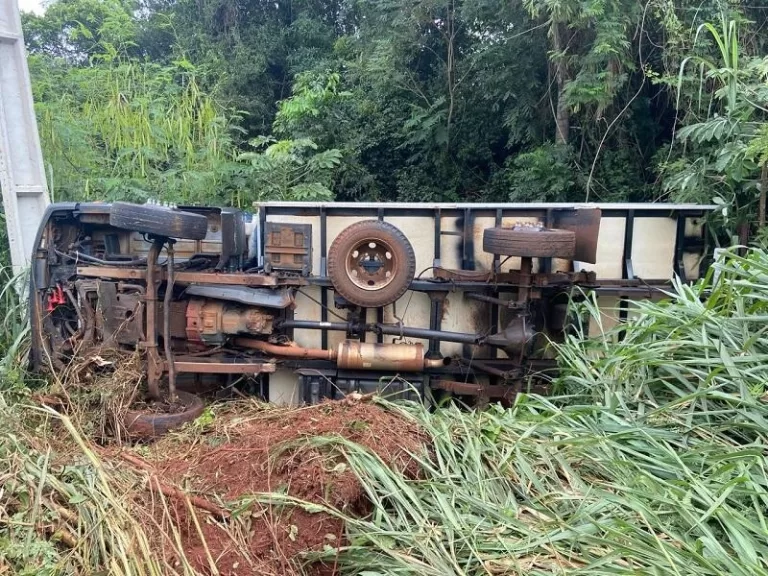 Caminhão tomba após batida com um Fiat Uno em Terra Roxa