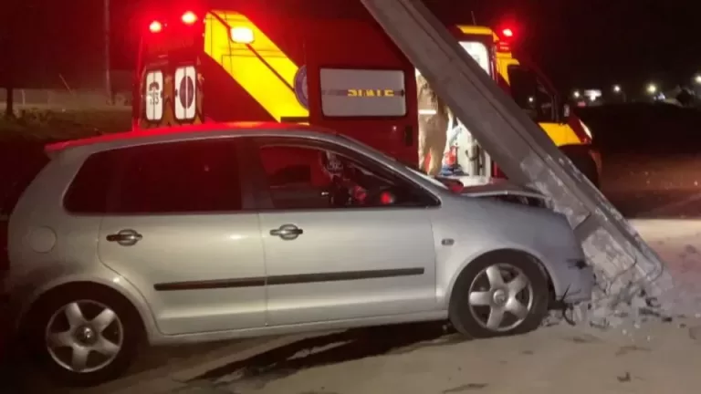 Jovem fica ferido após carro atingir poste na marginal da BR-277