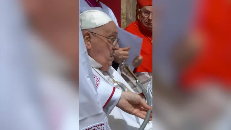 Papa Francisco aparece na varanda do Vaticano e abençoa fiéis na Páscoa