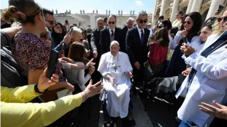 Francisco quer sepulcro simples e lápide com apenas uma palavra, divulga Vaticano