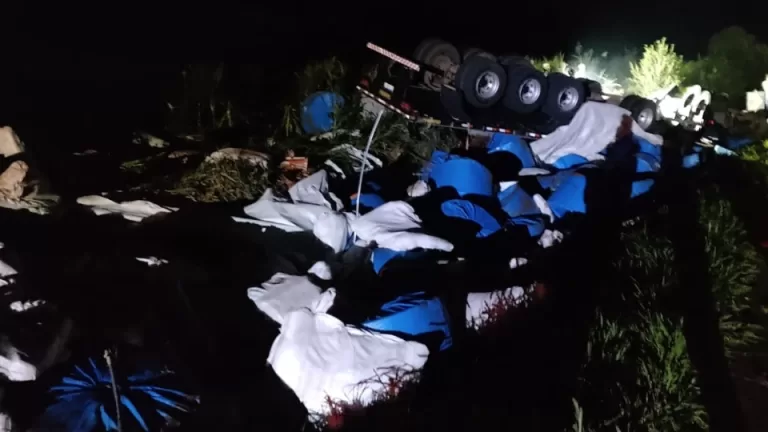 Motorista morre em tombamento de carreta na BR-163