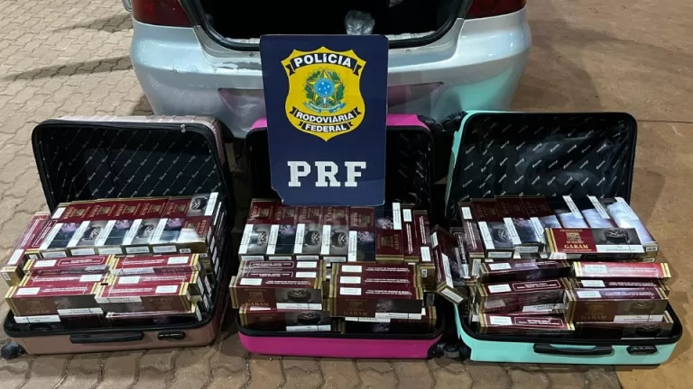 Mulher é flagrada com cigarros contrabandeados em carro de aplicativo na BR-277