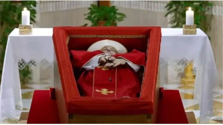Corpo do papa Francisco é levado da Casa Santa Marta à Basílica de São Pedro