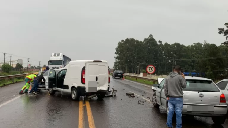 Engavetamento deixa trânsito lento na BR 277 em Cascavel