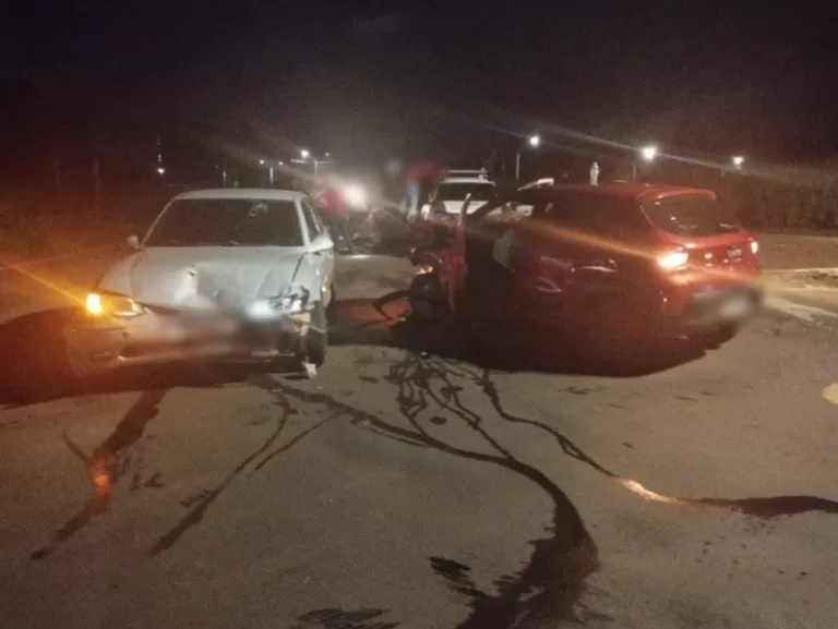 Colisão frontal deixa três feridos em trevo de Toledo