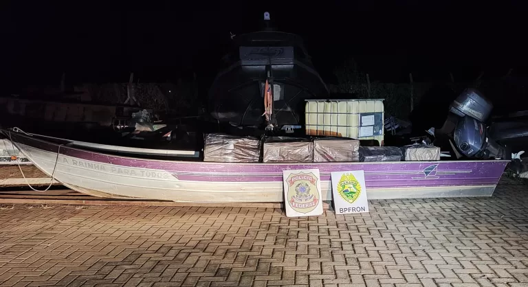 PF e BPFron apreendem embarcação carregada com 450 pacotes de cigarros contrabandeados em Mercedes