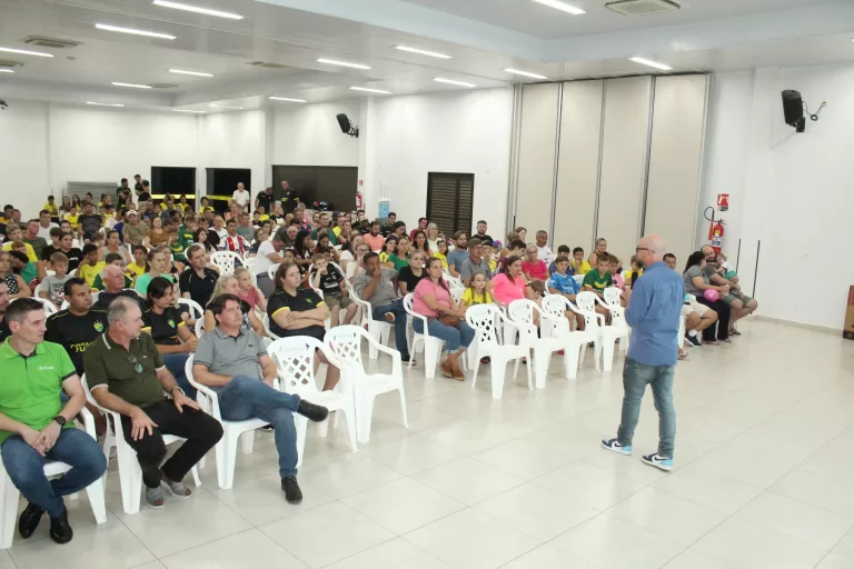 Reunião de planejamento das escolinhas reúne pais e filhos na AACC; elenco feminino é apresentado