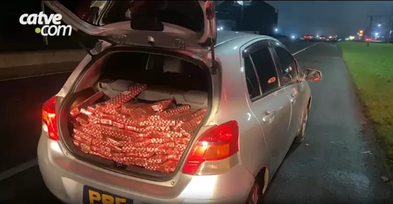 Paraguaios tentam fugir da PRF, batem carro e são presos com maconha em Cascavel