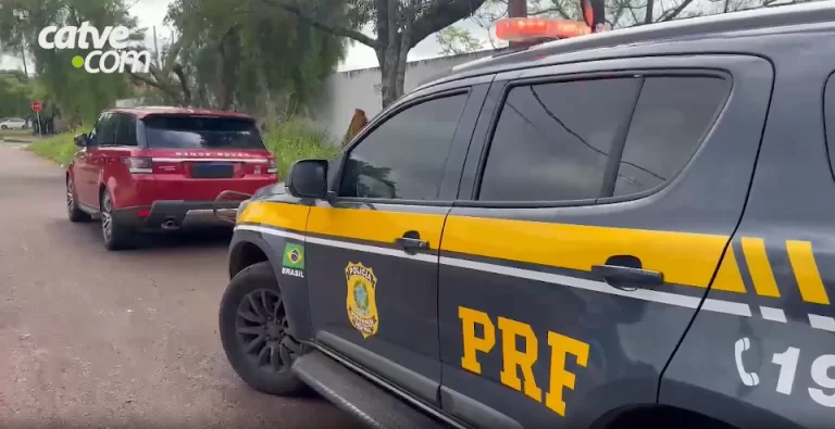 PRF prende dupla com carro carregado de drogas na BR-163 em Guaíra
