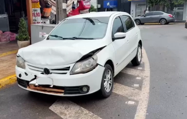 Carro paraguaio colide com viatura da PRF em Guaíra