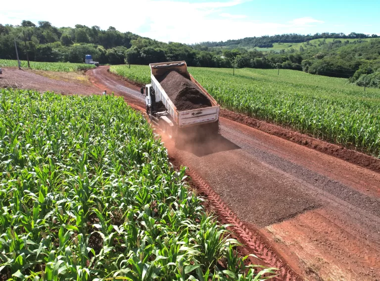 Mercedes avança com melhorias nas estradas rurais