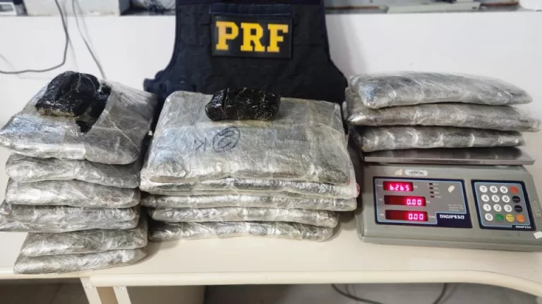 Duas pessoas são presas com mais de 34 kg de haxixe em carro guinchado em Guaíra